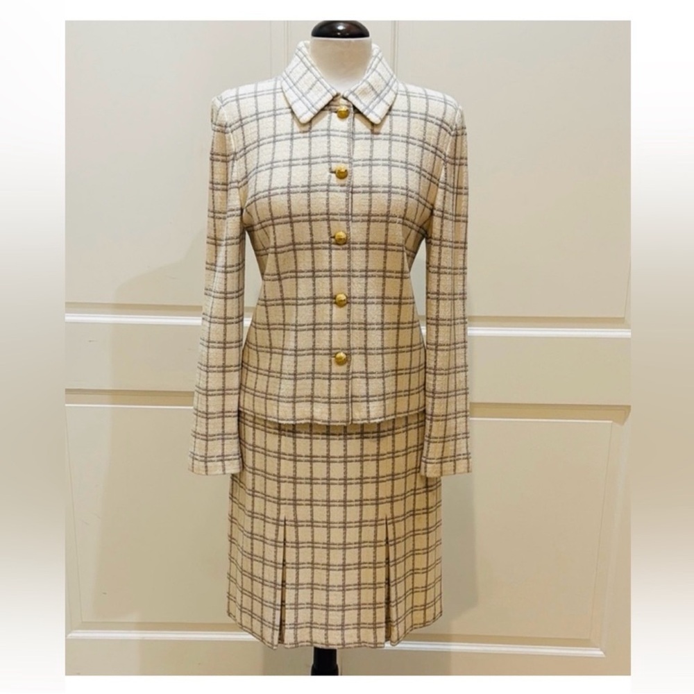 St. John ladies suit size 4 see measurements elastic waistband price is firm